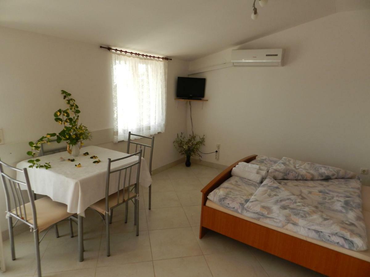 Apartmani Lucija Jurkovic Malinska Bagian luar foto